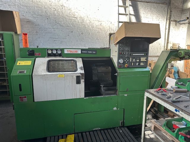 Werkstattbereich mit Werkzeugmaschinen